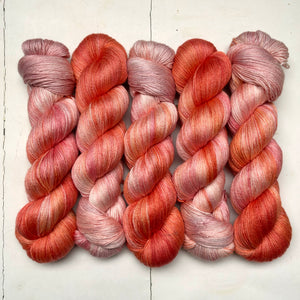 a world on fire – nest | fingering (100g)