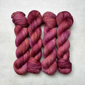 held by a beautiful thread – pightle | fingering/4ply (100g)