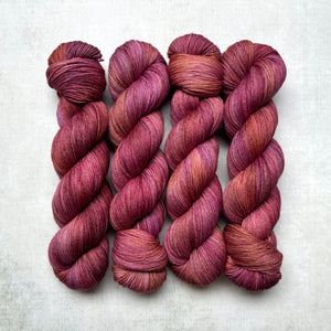 held by a beautiful thread – pightle | fingering/4ply (100g)