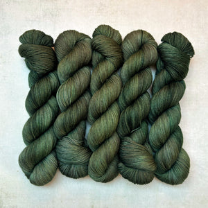 hedgerow shadows – pightle | fingering/4ply (100g)