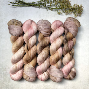 hiding in the horsetail – pightle | fingering (100g)
