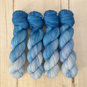 chasing the blues – pightle | fingering/4ply (100g)