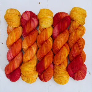 flaming shield – pightle | fingering/4ply (100g)